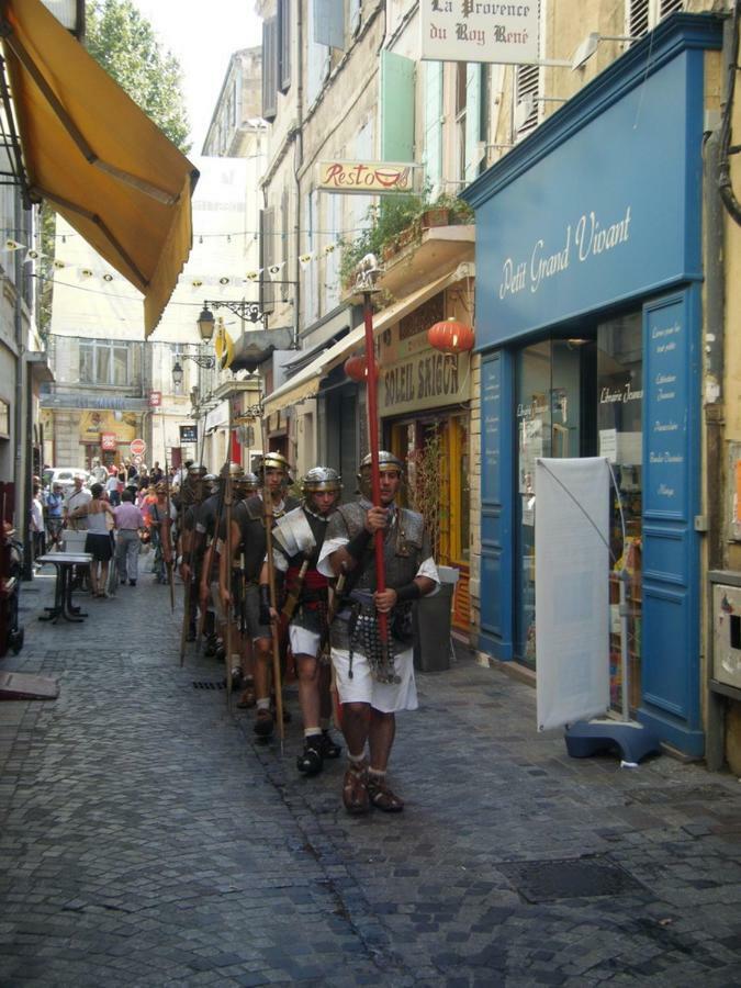 Studio Typique Et Cosy Climatise. Arles Exterior photo